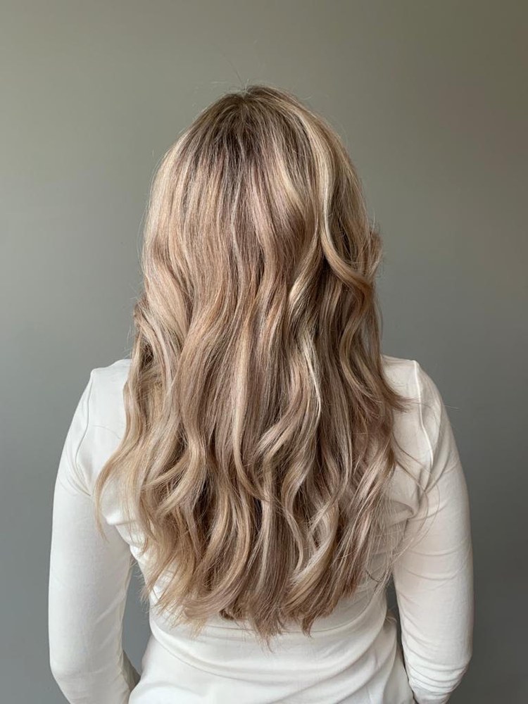 Stralend blond na full head highlights bij Tint Hair Studio