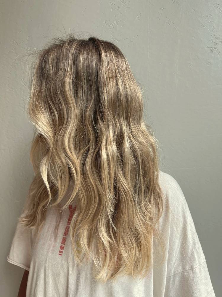 Blonde golven met sunkissed highlights, achteraanzicht