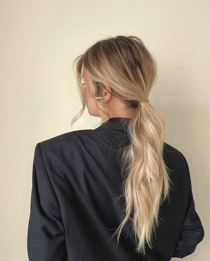 Lage paardenstaart met blonde balayage