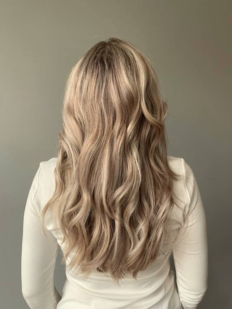 Blonde balayage golven op grijze achtergrond - echt klantresultaat