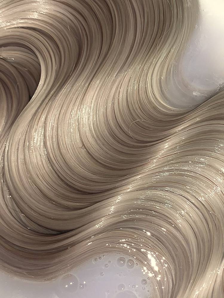 Glanzende haarkleur na kleurcorrectie en gloss