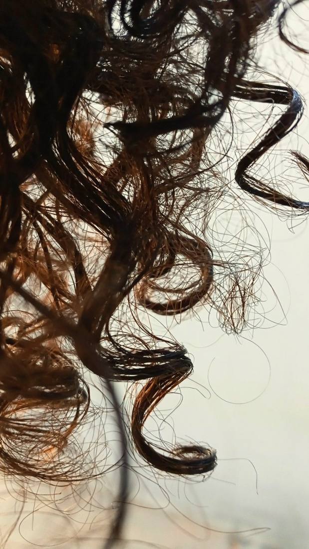 Natuurlijke krullen in tegenlicht - curly dry cut