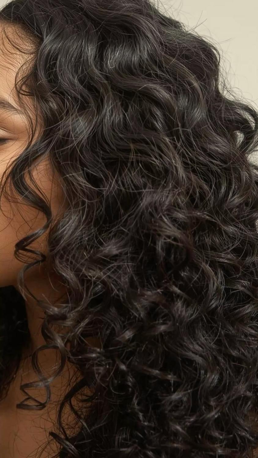 Gedefinieerde natuurlijke krullen na een curly dry cut bij Tint Hair Studio Ede